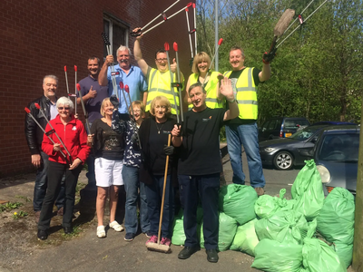 Councillors Andy Kelly, Irene Davidson, John Oldham and local residents at the litter pick