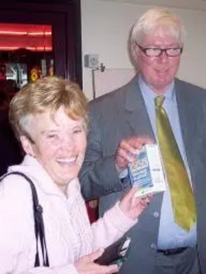 Rochdale MP Paul Rowen gives away free lightbulbs to a Mecca Bingo member