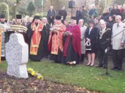 Remembering Holodomor - Crowd gathers at Memorial Park